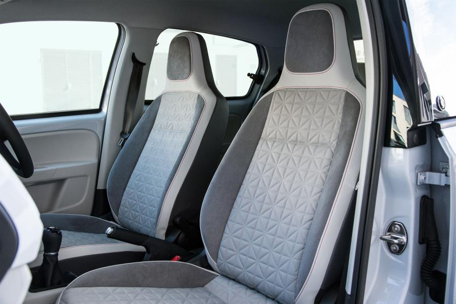Интерьер Volkswagen up! beats 5-Door 2016 года  (UK) (фото 12 из 23)